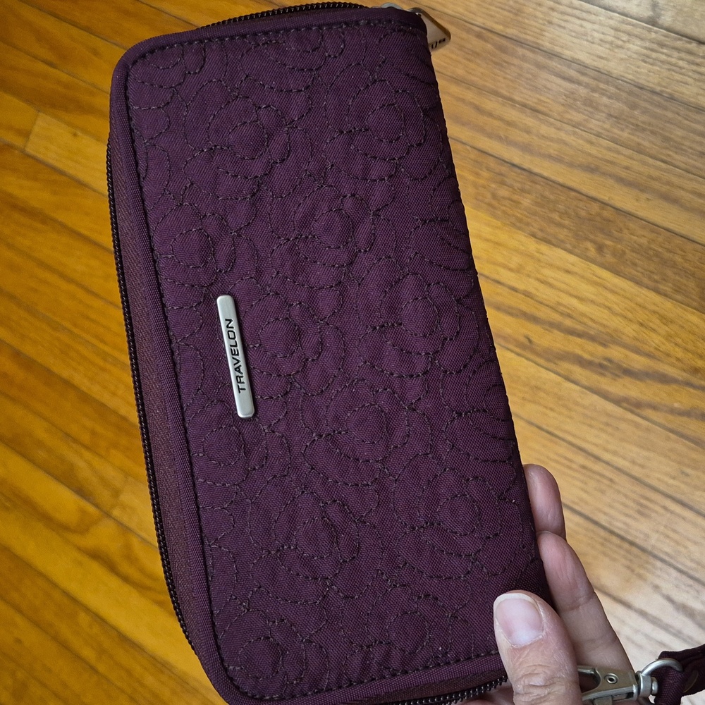 Travelon Rfid Blocking Full Zip Wallet Wristlet